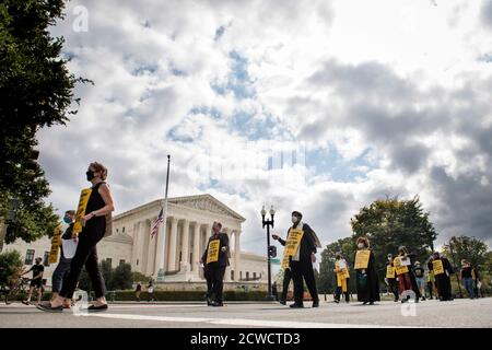 Eine Gruppe von Geistlichen, Rabbinern und Imamen, angeführt von Rev. Dr. William Barber II., marschieren vom US-Kapitol zum Dirksen Senate Office Building während eines marsches und beten-in, um sich an die Richter des Obersten Gerichtshofs Ruth Bader Ginsburg zu erinnern und "Remember Ruth & Breonna: Rise Up & Vote' in Washington, DC., Dienstag, 29. September 2020.Quelle: Rod Lampey/Consolidated News Fotos zur weltweiten Nutzung Stockfoto