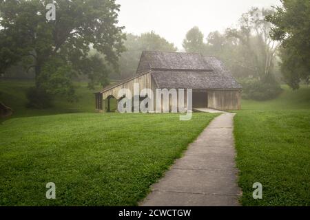 Scheune Im Ländlichen Tennessee. Historische Scheune im Norris Dam State Park in Tennessee. Stockfoto