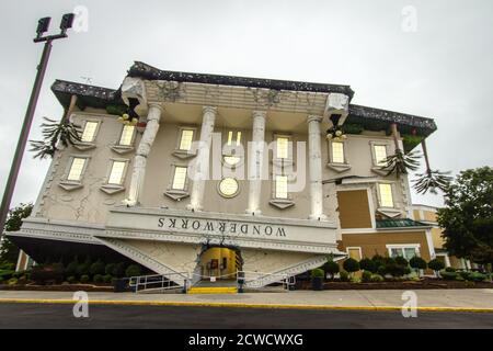 Außenansicht des Wonderworks Museum in Pigeon Forge. Wonderworks hat mehrere Standorte in den USA, darunter Myrtle Beach, Pigeon Forge und Orlando Stockfoto