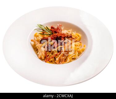 Tagliatelle Pasta mit Huhn und getrockneten Tomaten. Isoliertes Bild auf Weiß Stockfoto