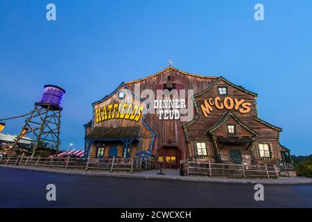 Außenansicht des beliebten Hatfield und McCoys Dinner Theatre in der Smoky Mountain Resort Stadt Pigeon Forge. Stockfoto