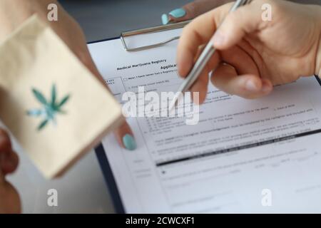 Arzt schreibt Rezept für Marihuana Nahaufnahme Stockfoto