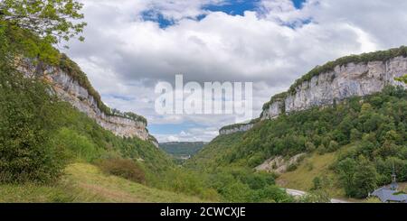 Baume-Les-Messieurs, Frankreich - 09 01 2020: Ansicht von Baume-Les-Messieurs aus Zirkus Stockfoto