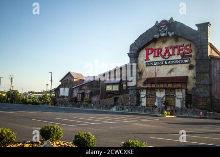 Pigeon Forge, Tennessee, USA - 15. August 2020: Außenansicht des Pirates Adventure Dinner Theaters im Besitz von Entertainer Dolly Parton. Stockfoto