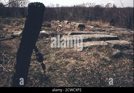 Stiftung für eine Steinscheune - alles, was von einem verlassenen Bauernhof in Exeter Rhode Island ca. April 1973 Stockfoto