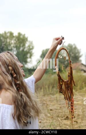 Hippie Mädchen hält einen Traumfänger. Outdoor-Fotografie von Menschen. Stockfoto