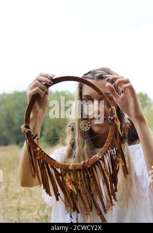 Hippie Mädchen hält einen Traumfänger. Outdoor-Fotografie von Menschen. Stockfoto