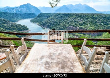 Tisch mit Stühlen in der Mitte der Natur mit Blick auf die see und die Berge Stockfoto