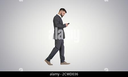 Geschäftsmann zu Fuß und Textnachrichten auf Gradienten Hintergrund. Stockfoto