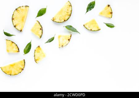 Scheiben Ananas mit grünen Blättern isoliert auf weißem Hintergrund. Flach liegend, Draufsicht Stockfoto