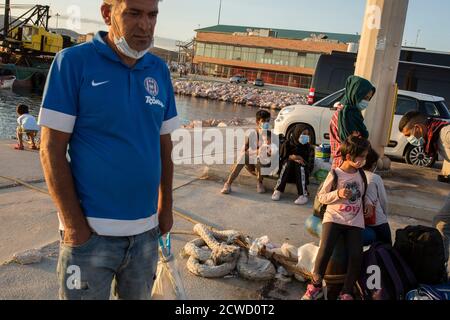 Lavrio, Griechenland. September 2020. Flüchtlinge aus dem verbrannten Lager Moria auf Lesbos und anderen griechischen Inseln stehen im Hafen von Lavrio bei Athen. Die griechischen Behörden haben etwa 1000 Migranten, hauptsächlich Familien und anerkannte Flüchtlinge, auf das Festland gebracht, um die Bedingungen in den überfüllten Insellagern zu verbessern. Kredit: Socrates Baltagiannis/dpa/Alamy Live Nachrichten Stockfoto