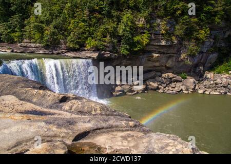 Cumberland Falls Rainbow. Regenbogen über der Schlucht im Cumberland Fall State Park in Corbin, Kentucky. Stockfoto