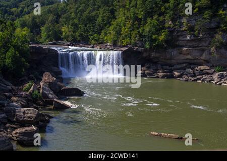 Die schönen Cumberland Falls sind das Herzstück des Cumberland Falls State Park in Corbin, Kentucky, USA. Stockfoto