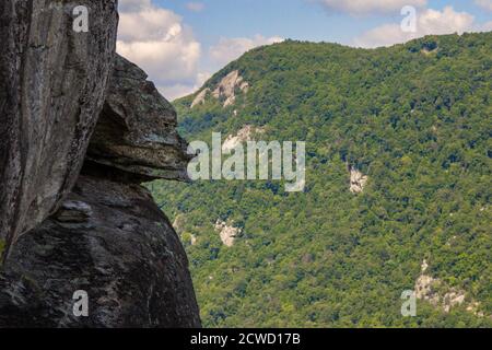 Devils Head Rock am Rande einer steilen Klippe im Chimney Rock State Park in den Appalachian Mountains von North Carolina. Stockfoto