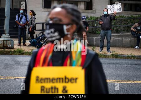 Eine Gruppe von Geistlichen, Rabbinern und Imamen, angeführt von Rev. Dr. William Barber II., marschieren vom US-Kapitol zum Dirksen Senate Office Building während eines marsches und beten-in, um sich an die Richter des Obersten Gerichtshofs Ruth Bader Ginsburg zu erinnern und "Remember Ruth & Breonna: Rise Up & Vote' in Washington, DC., Dienstag, 29. September 2020.Quelle: Rod Lampey/Consolidated News Fotos /MediaPunch Stockfoto