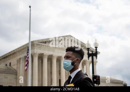 Eine Gruppe von Geistlichen, Rabbinern und Imamen, angeführt von Rev. Dr. William Barber II., marschieren vom US-Kapitol zum Dirksen Senate Office Building während eines marsches und beten-in, um sich an die Richter des Obersten Gerichtshofs Ruth Bader Ginsburg zu erinnern und "Remember Ruth & Breonna: Rise Up & Vote' in Washington, DC., Dienstag, 29. September 2020.Quelle: Rod Lampey/Consolidated News Fotos /MediaPunch Stockfoto