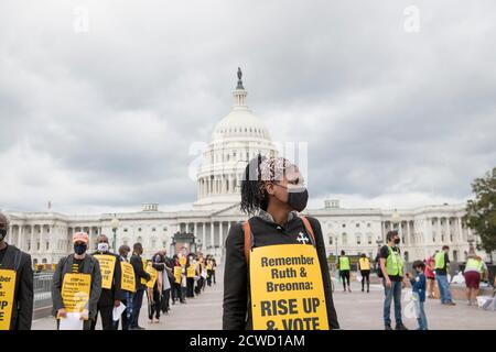 Eine Gruppe von Geistlichen, Rabbinern und Imamen, angeführt von Rev. Dr. William Barber II., marschieren vom US-Kapitol zum Dirksen Senate Office Building während eines marsches und beten-in, um sich an die Richter des Obersten Gerichtshofs Ruth Bader Ginsburg zu erinnern und "Remember Ruth & Breonna: Rise Up & Vote' in Washington, DC., Dienstag, 29. September 2020.Quelle: Rod Lampey/Consolidated News Fotos /MediaPunch Stockfoto