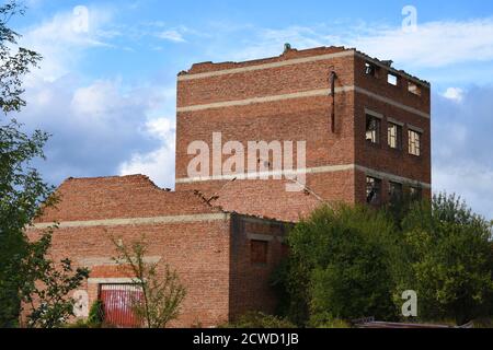 Alte und verlassene Fabrik mit eingestürztes Dach Stockfoto