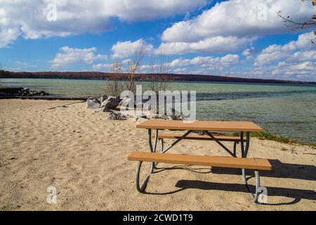 Higgins Lake Michigan. Schöner sonniger Sommertag am Sandstrand des Higgins Lake State Park im Norden von Michigan. Stockfoto