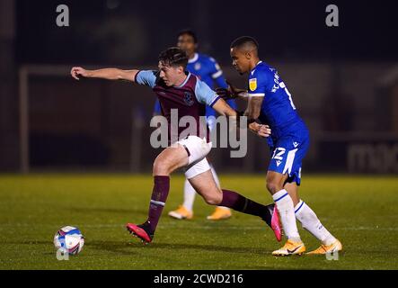 West Ham United U21’s Conor Coventry (links) und Colchester United’s Paris Cowan-Hall kämpfen während des EFL Trophy-Spiels im JobServe Community Stadium, Colchester um den Ball. Stockfoto