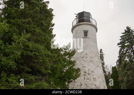 Der alte Presque Isle Lighthouse am abgelegenen Ufer des Lake Huron. Der Leuchtturm wird angeblich von einem früheren Lichtwart verfolgt. Stockfoto