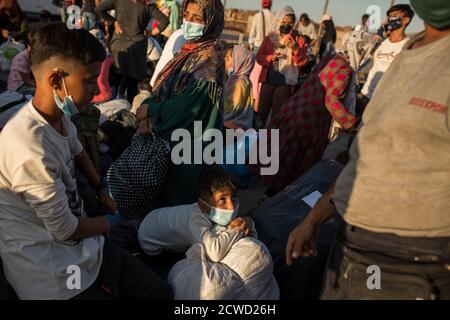 Lavrio, Griechenland. September 2020. Flüchtlinge aus dem verbrannten Lager Moria auf Lesbos und anderen griechischen Inseln stehen im Hafen von Lavrio bei Athen. Die griechischen Behörden haben etwa 1000 Migranten, hauptsächlich Familien und anerkannte Flüchtlinge, auf das Festland gebracht, um die Bedingungen in den überfüllten Insellagern zu verbessern. Kredit: Socrates Baltagiannis/dpa/Alamy Live Nachrichten Stockfoto