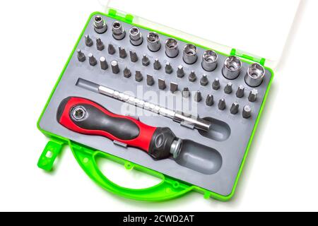 Budget Handwerkzeug.mechanischer Griff und Anbaugeräte in Form von Köpfen und Schraubendrehern.im Paket. Stockfoto