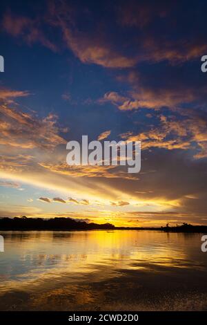 Sonnenuntergang über ruhigen Gewässern am Clavero See, Amazonasbecken, Peru. Stockfoto