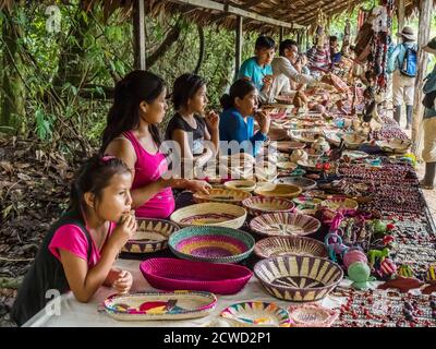 Lokale Handwerkskunst Menschen verkaufen ihre Waren im Amazonas-Naturpark, Amazonas-Becken, Loreto, Peru. Stockfoto