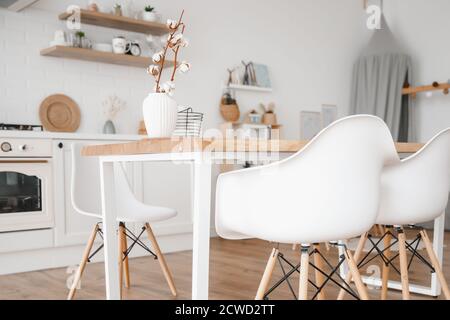 Weiße Zimmer Organisation Küche skandinavischen Innenarchitektur. Offene Regale für die Lagerung, keramische Schweineglacken Stockfoto