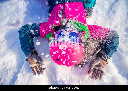 Portrait junge Frau in rosa Skihelm und Schutzbrille nach Herbst, Schneestaub Stockfoto