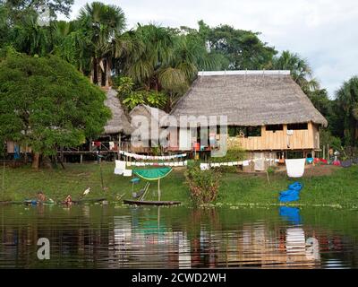 Wäschetrocknung in einer kleinen Gemeinde am Fluss Yanayacu, Amazonasbecken, Loreto, Peru. Stockfoto