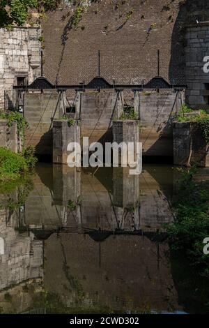 De Reek (englisch: The Reek) ein Wassertor aus dem 15. Jahrhundert in einer ehemaligen Stadtmauer von Maastricht. Dieses Tor wurde gebaut, um die Wasserversorgung in der Stadt anzupassen Stockfoto