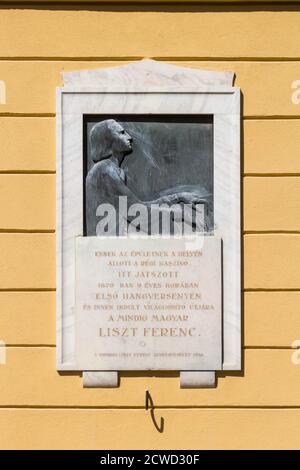 Gedenktafel von Ferenc Liszt (er spielte sein erstes Konzert hier im Alter von 9 Jahren) auf dem ehemaligen Casino-Gebäude, Sopron, Ungarn Stockfoto