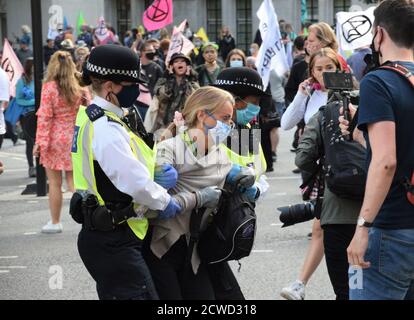 London, Großbritannien. September 2020. Polizei mit Gesichtsmasken verhaften einen Protestanten während des Extinction Rebellion Protesters.Extinction Rebellion Protestierende gingen auf das Gelände des Parliament Square, um gegen die eskalierende Klimanotlage zu protestieren und die Regierung zu fordern, gegen den Klimawandel, die Fabrikanbau und die Tierzucht zu handeln. Kredit: Vuk Valcic/SOPA Images/ZUMA Wire/Alamy Live Nachrichten Stockfoto