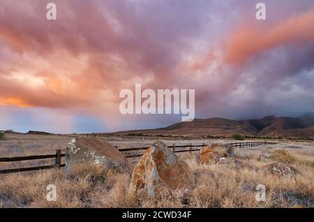 Wunderschöne rosa Wolken über den westlichen maui Bergen bei Sonnenuntergang. Stockfoto