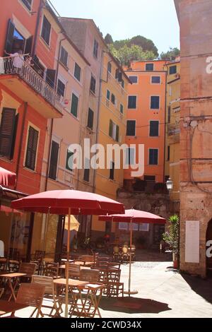 Lerici, fünf Länder, Italien - Sommer 2020: Touristen wandern entlang der Straße in Lerici Stockfoto