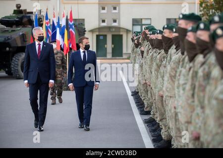 Rukla, Litauen. September 2020. Der litauische Präsident Gitanas Nauseda (1. L, Front) und der französische Präsident Emmanuel Macron (2. L, Front) inspizieren am 29. September 2020 das multinationale NATO-Bataillon in Rukla, Litauen. Litauen habe in den zwei Jahrzehnten seit dem letzten offiziellen Besuch von Jacques Chirac im Jahr 2001 große Fortschritte gemacht, sagte Macron hier am Montag und bezog sich auf einen seiner Vorgänger. Quelle: Alfredas Pliadis/Xinhua/Alamy Live News Stockfoto