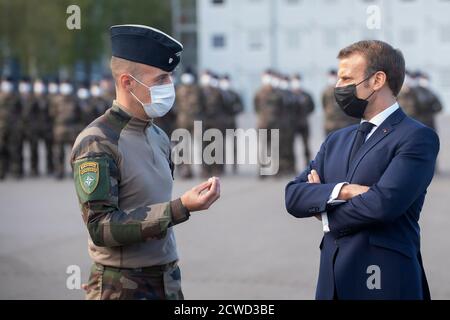 Rukla, Litauen. September 2020. Der französische Präsident Emmanuel Macron (R) spricht am 29. September 2020 mit einem französischen Soldaten im multinationalen NATO-Bataillon in Rukla, Litauen. Litauen habe in den zwei Jahrzehnten seit dem letzten offiziellen Besuch von Jacques Chirac im Jahr 2001 große Fortschritte gemacht, sagte Macron hier am Montag und bezog sich auf einen seiner Vorgänger. Quelle: Alfredas Pliadis/Xinhua/Alamy Live News Stockfoto