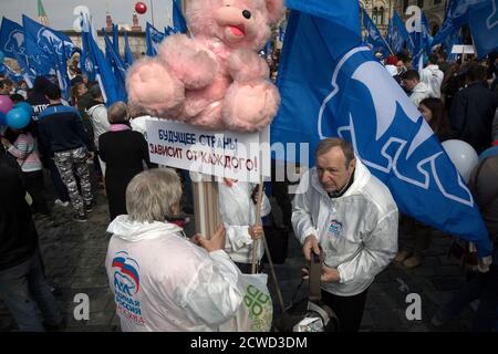 Moskau, Russland. Mai 2018. Mitglieder der russischen politischen Partei "vereintes Russland" während einer Kundgebung der Gewerkschaften auf dem Roten Platz markiert den Internationalen Arbeitertag in Moskau, Russland Stockfoto