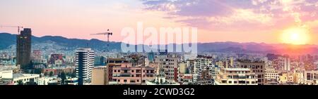 Tirana, Albanien. September 2020: Fantastischer Sonnenuntergang, Blick auf die Hauptstadt Albaniens vom Dach des Wolkenkratzers Stockfoto