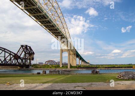 Internationale Brücke an der Grenze zwischen Sault Ste Marie, Michigan, USA und der Provinz Ontario, Kanada. Stockfoto