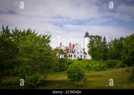 Point Iroquois Leuchtturm. Der Point Iroquois Leuchtturm liegt an der Küste des Lake Superior im Hiawatha National Forest von Michigan. Stockfoto