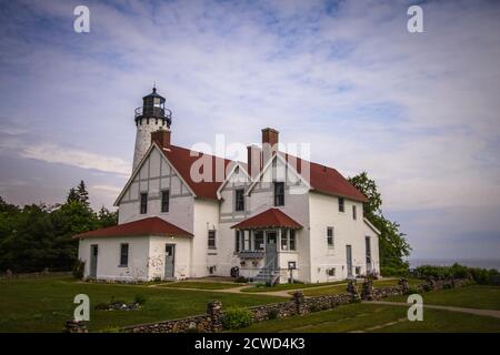 Point Iroquois Leuchtturm. Der Leuchtturm Point Iroquois liegt an der Küste des Lake Superior und ist Teil des Hiawatha National Forest. Stockfoto