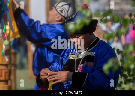 Schamanen während eines Rituals am Festival Erdyn Spiele (Erdyn Naadan) im Irkutsker Gebiet in der Nähe von Baikalsee, Russland Stockfoto