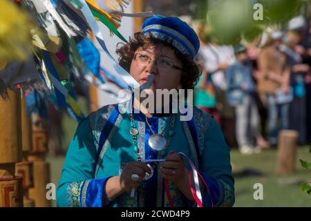 Schamanen während eines Rituals am Festival Erdyn Spiele (Erdyn Naadan) im Irkutsker Gebiet in der Nähe von Baikalsee, Russland Stockfoto