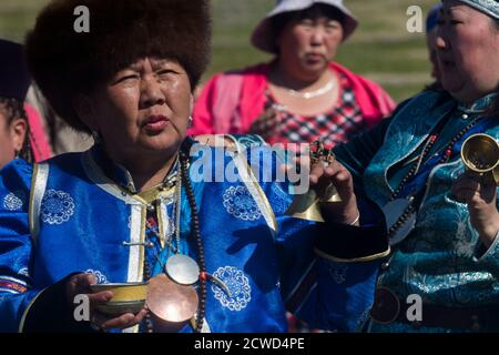 Schamanen während eines Rituals am Festival Erdyn Spiele (Erdyn Naadan) im Irkutsker Gebiet in der Nähe von Baikalsee, Russland Stockfoto