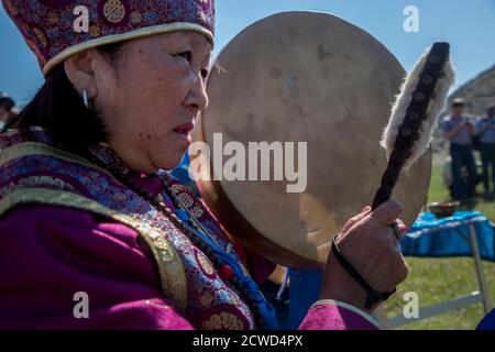 Schamanen während eines Rituals am Festival Erdyn Spiele (Erdyn Naadan) im Irkutsker Gebiet in der Nähe von Baikalsee, Russland Stockfoto