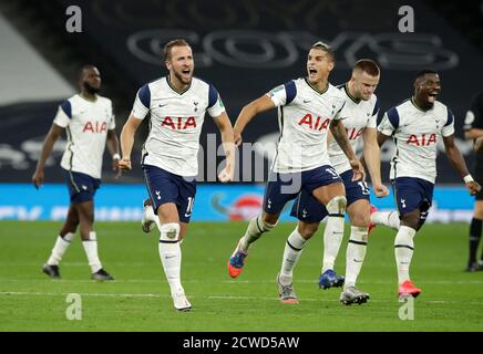 Tottenham Hotspur's Harry Kane (links), Erik Lamela, Eric Dier und Serge Aurier feiern den Sieg im Elfmeterschießen nach dem letzten Pfiff des Carabao Cup vierten Runde Spiel im Tottenham Hotspur Stadium, London. Stockfoto