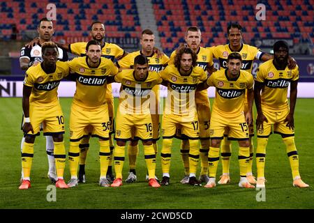 Bologna, Italien - 28. September, 2020: Spieler von Parma Calcio (Luigi Sepe, Hernani Jr, Simone Iacoponi, Juraj Kucka, Bruno Alves, Yann Karamoh, Matteo Darmian, Vincent Laurini, Jacopo Dezi, Gaston Brugman, Gervinho) posieren für ein Teamfoto vor dem Serie A Fußballspiel zwischen Bologna FC und Parma Calcio. FC Bologna gewann 4-1 gegen Parma Calcio. Kredit: Nicolò Campo/Alamy Live Nachrichten Stockfoto